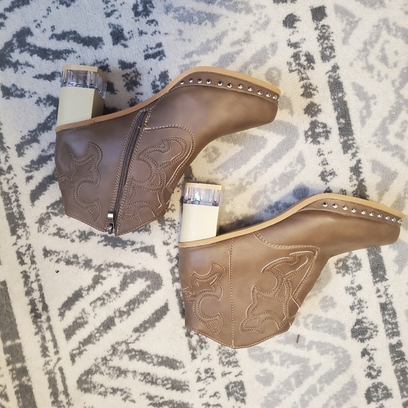 Fashion boots.  Cowgirl high heel. Clogs ankle boots. NWOT. Embroidery sz43 - Picture 2 of 9